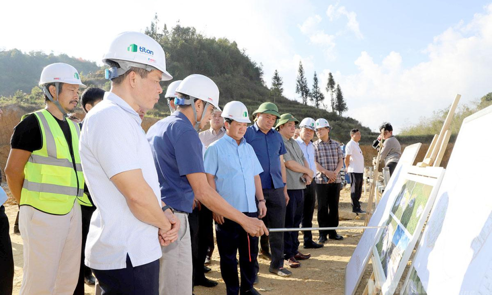 B&iacute; thư Tỉnh uỷ Hầu A Lềnh khảo s&aacute;t thực tế tại x&atilde; Lũng C&uacute;